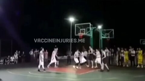 👀Jiaxing, Zhejiang Province.Man suddenly fell to the ground while playing basketball and died.