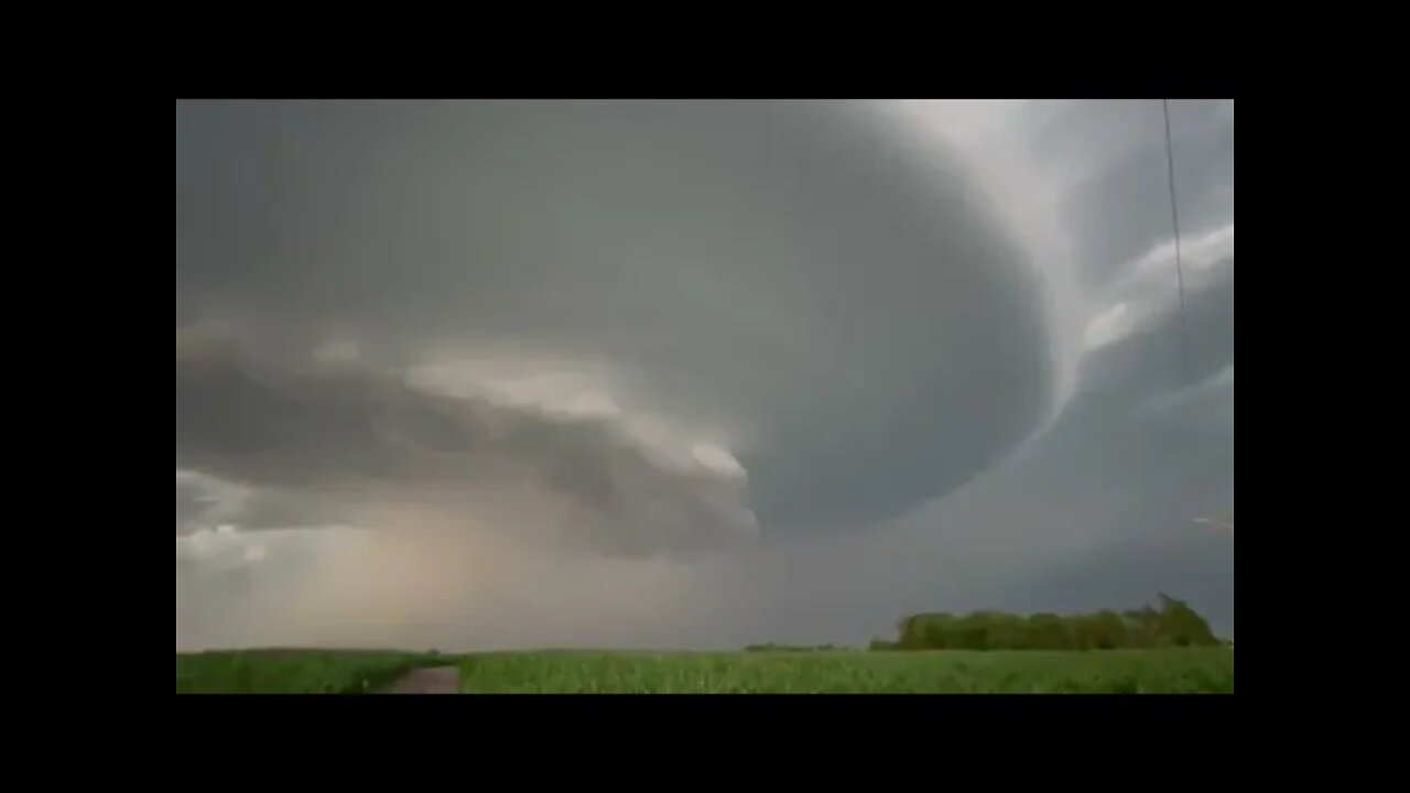 Incredible structure and lighting with this Severe Warned storm last evening, Exeter, Nebraska 🇺🇸