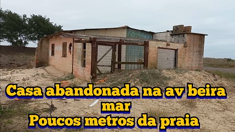 casa abandonada na av beira mar há poucos metros da praia estava quase soterrada pelas dunas