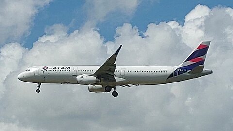 Spotter Manaus:Airbus A321 PT-MXJ vindo de Guarulhos para,Boeing 737 MAX 8 PS-GPC vindo de Brasília