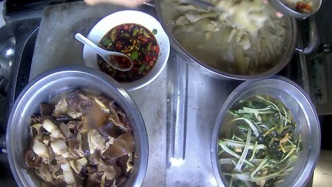 天没亮就在橡胶园干到中午，11点半收完胶水回家吃饭