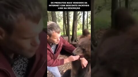 esse cara ficou com o braço preso na boca de um urso