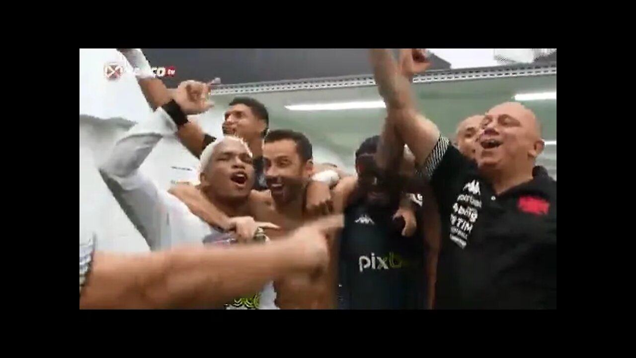 Elenco e Comissão do Vasco cantando o hino a plenos pulmões após vitoria sobre o CSA - Vasco 1x0 CSA