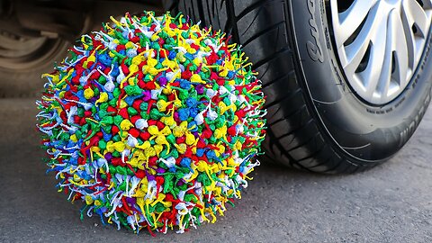 Experimento: Petardos VS Rueda de Coche | Aplastando Cosas Crujientes con el Coche!.