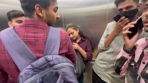 पापा जी घर के बहार हूं साइकिल चला रहा हूं 😂🤣 PRANK IN LIFT | RINKUUU