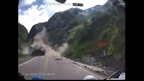 Rock slide up close and personal in Peru 🇵🇪