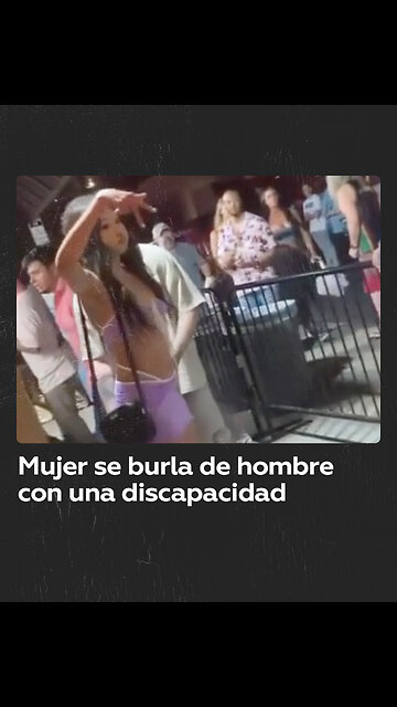 Una mujer se burla de un hombre en silla de ruedas