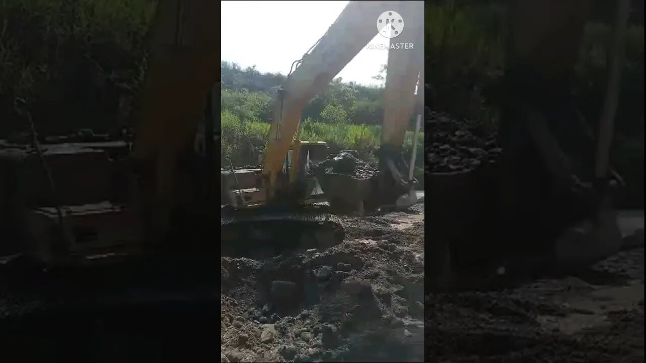 DETIK DETIK SEBELUM EXCAVATOR TIDAK KUAT MENAHAN BEBAN #shortvideo #excavator #trukpasir