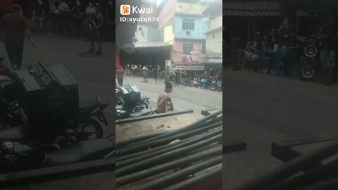 O quê esses policiais foram fazer no meio da favela cheia de traficante? #viral #brasil #favela #fy