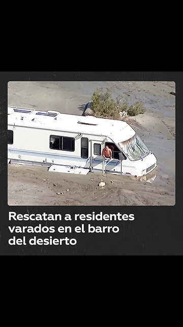 Vehículos varados en el barro del desierto tras tormenta tropical
