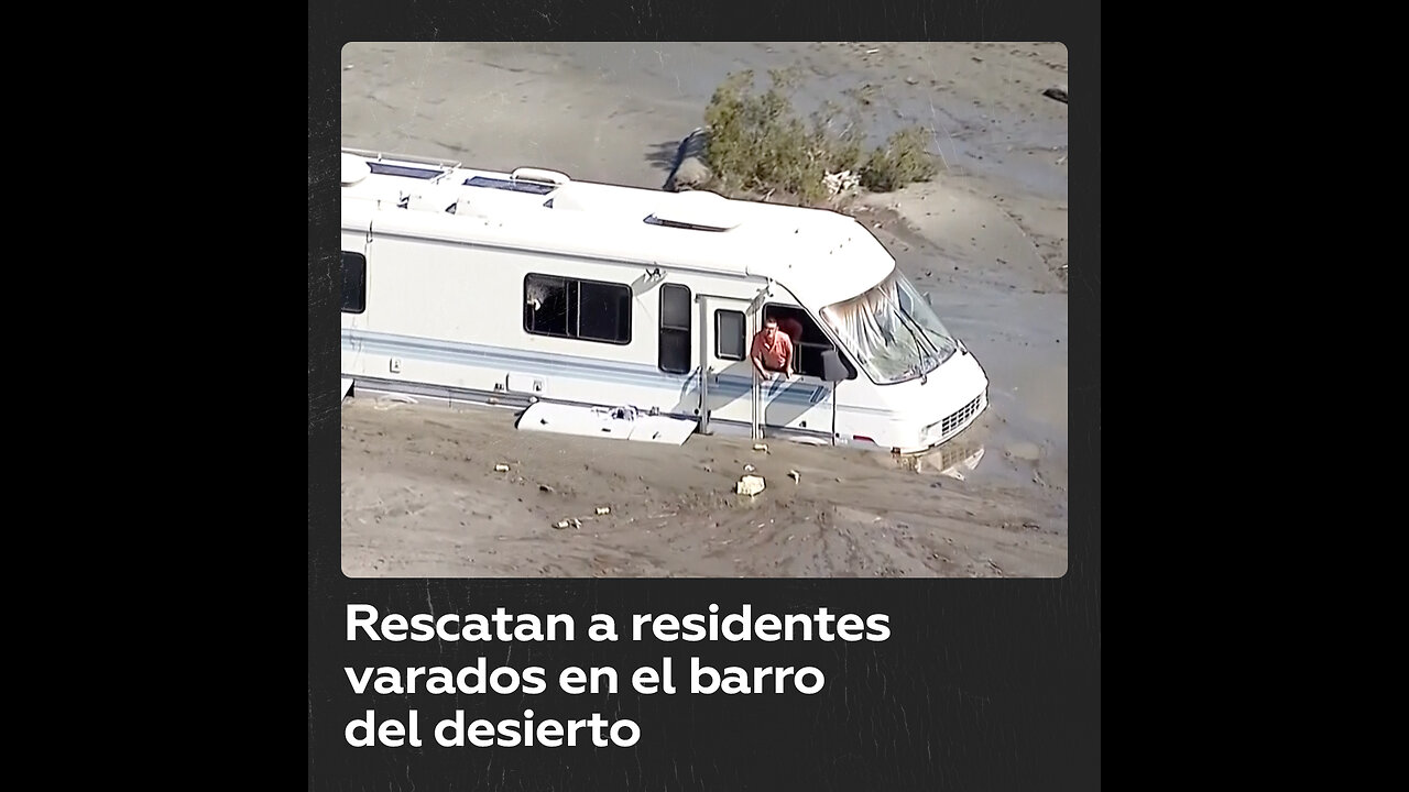 Vehículos varados en el barro del desierto tras tormenta tropical