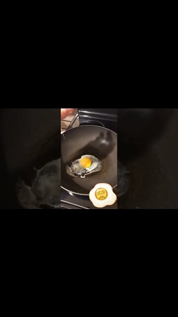 Cracking an egg on a hot pan 🍳