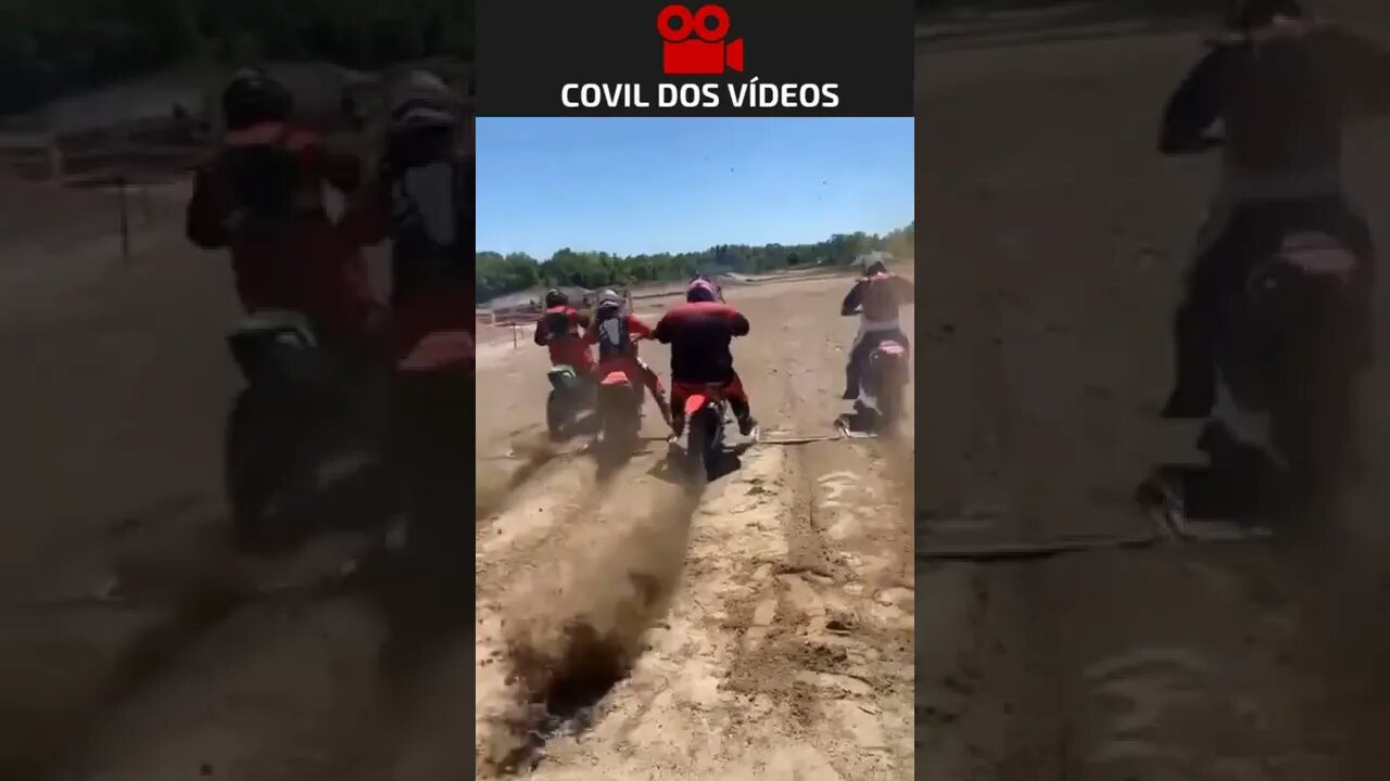 tentou empinar a moto e caiu