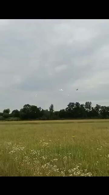Russian Su-25 fly by and flare dump near Zaporizhye, Ukraine