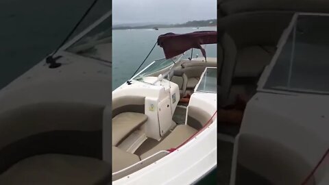 VEJA COMO FICOU UM DOS BARCOS ATINGIDOS PELA ROCHA EM CAPITOLIO MUITA DESTRUICAO ACIDENTE #shorts