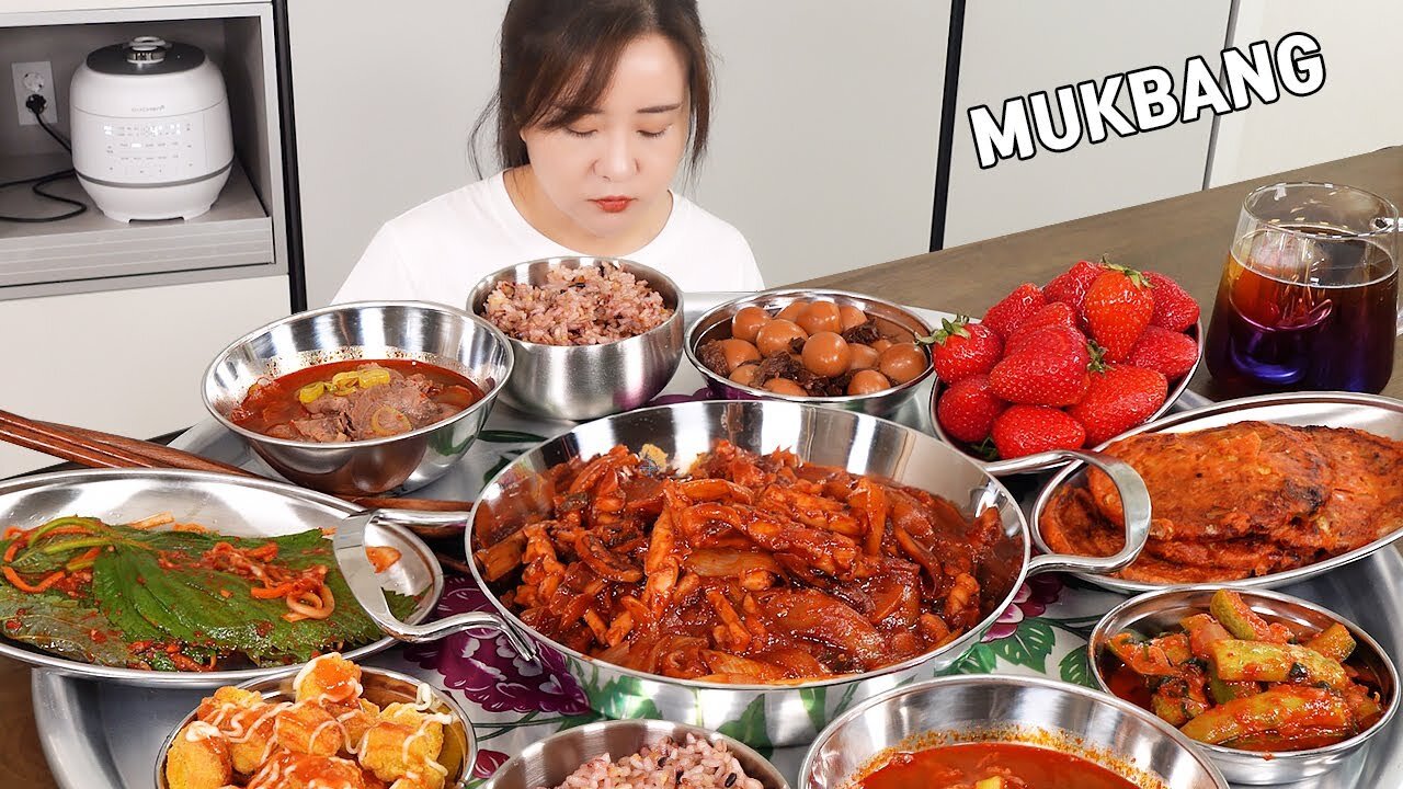 Cooking Mukbang :) Spicy Stir-fried Squid, Kimchi Pancakes. Strawberries for dessert.