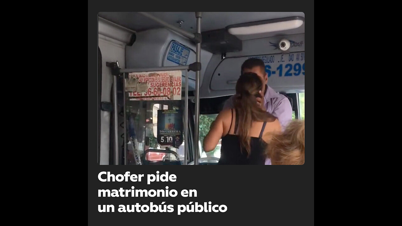 Chofer de autobús pide matrimonio a su novia en el vehículo