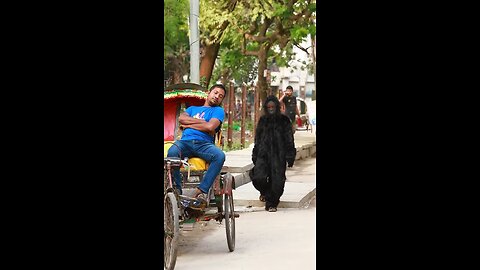 FAKE GORILLA ATTACK PRANK