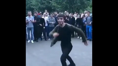 ЧЕРНЫЕ ГЛАЗА ЛЕЗГИНКА ЧЕЧЕНСКАЯ ПАРЕНЬ ТАНЦУЕТ КЛАССНО НА СВАДЬБЕ #shorts