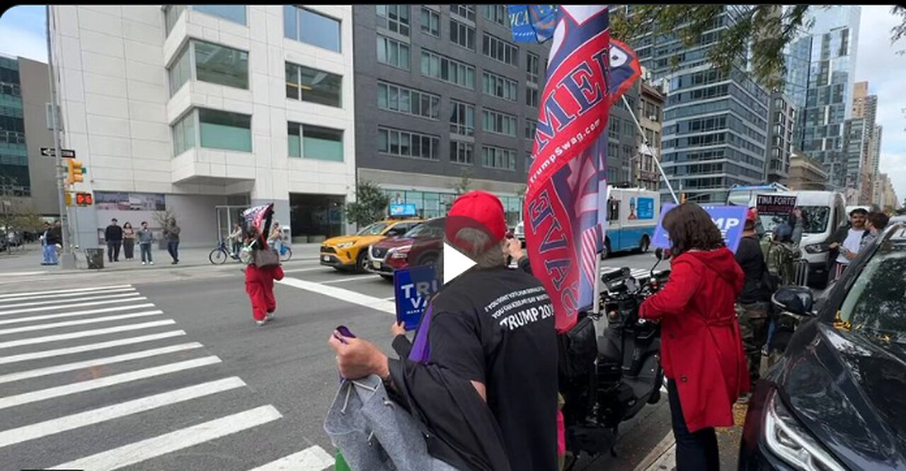 Tim Walz’s bus greeted by Trump supporters in Midtown: “Get out of New York”