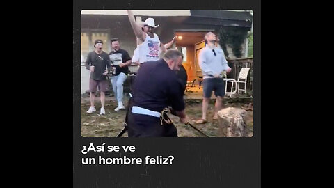 Hombres festejan que su amigo adquirió una katana