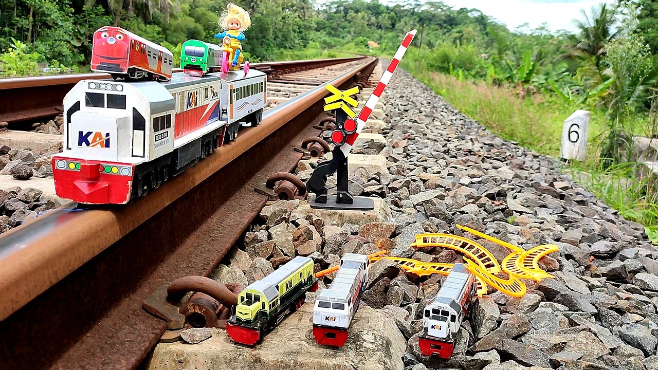 Drama Cartoon Train Collision and Drop off the Railroad