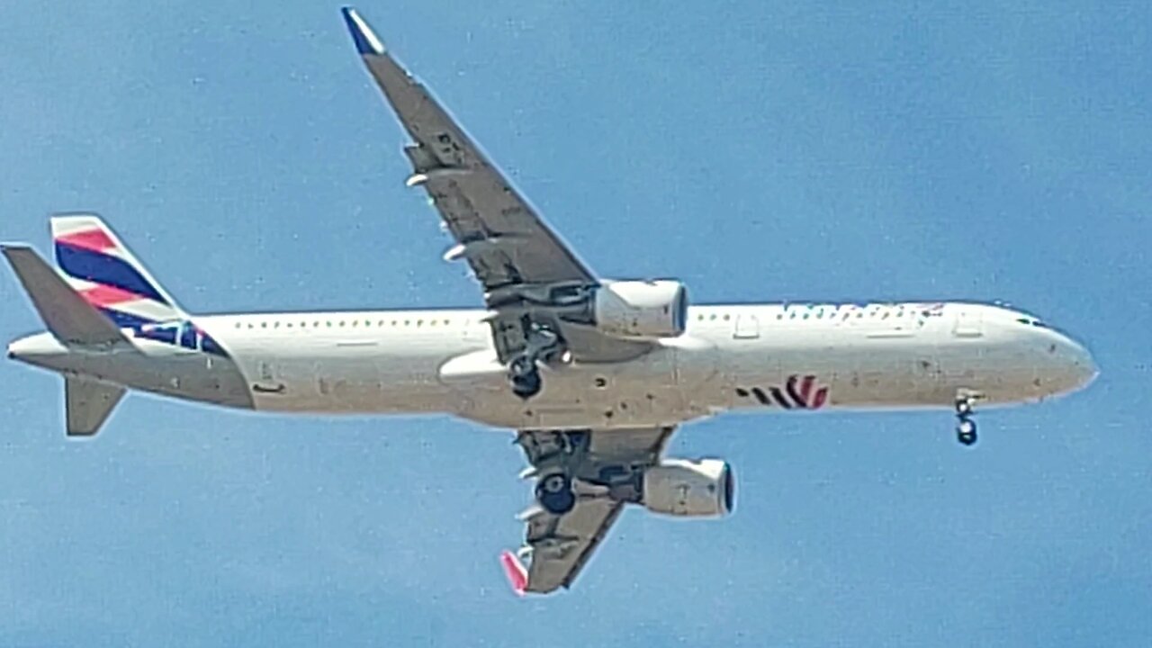 Airbus A321 PT-XPB na aproximação final vindo de Manaus para Fortaleza