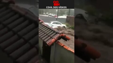 chuva forte arrasta carros