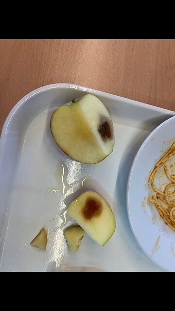 4.- COLEGIOS CATALUÑA| La Generalidad «da comida podrida con gusanos a los niños»