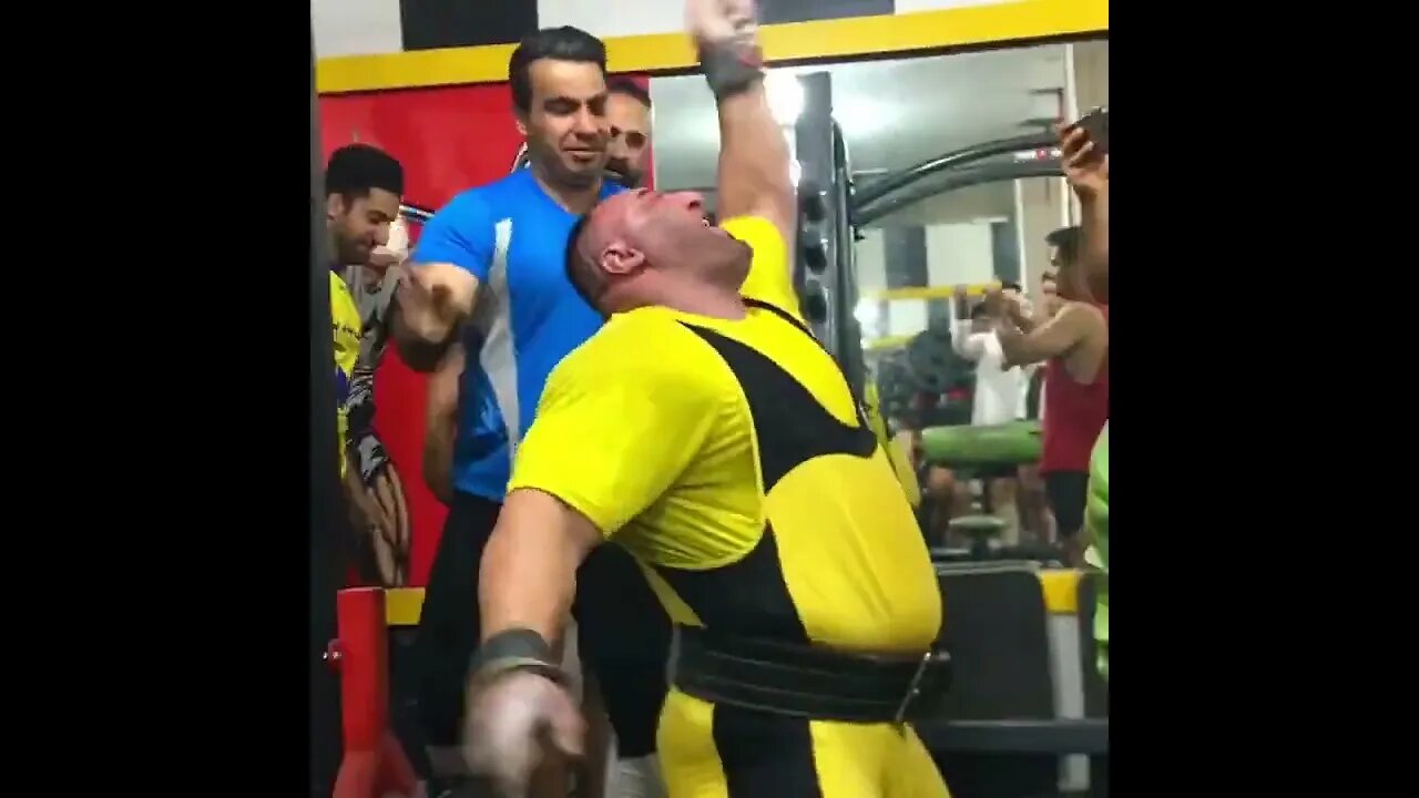 Powerlifter do Irã atinge a marca dos 502,5kg no Agachamento RAW #Shorts