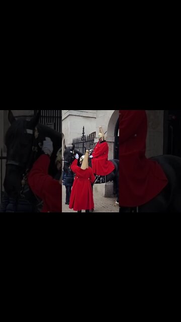 Make way for the kings life guard #horseguardsparade