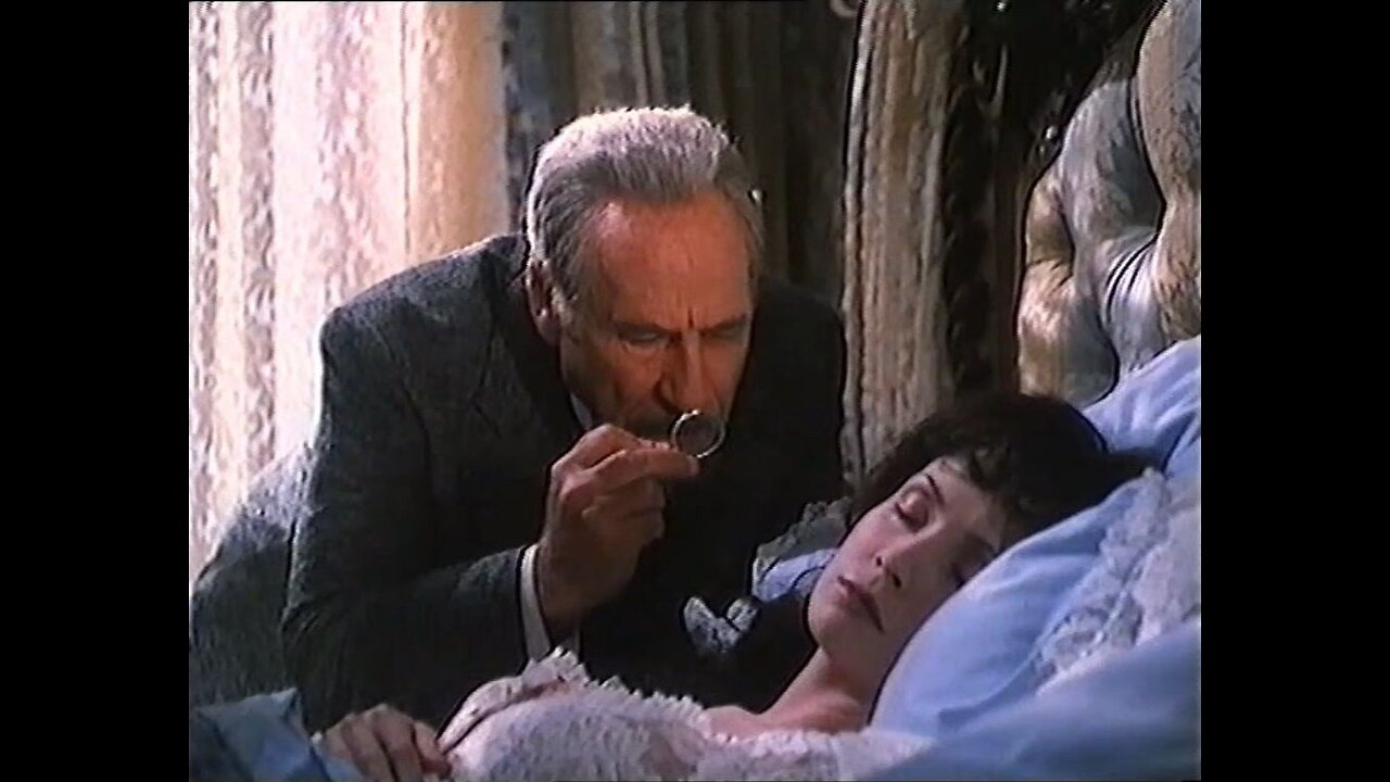 Dracula morto e contento - Tre minuscole punture percettibili su di sua gola