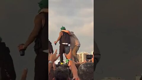 Gabigol comemorando em show de rap a vitória por 5x0 e sua boa atuação