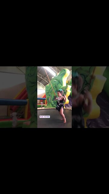 Bebê no trampolim - Baby on trampoline - Ребенок на батуте - 婴儿在蹦床上 - #shorts #linda #bebe