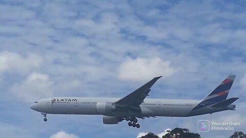 Boeing 777-300ER PT-MUI e Airbus A320 PR-TYR ambos vindos de Guarulhos para Manaus