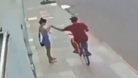 Phone Thief Brought A Bike To A Car Fight