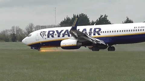 Ryanair 737 Nose Gear Collapses