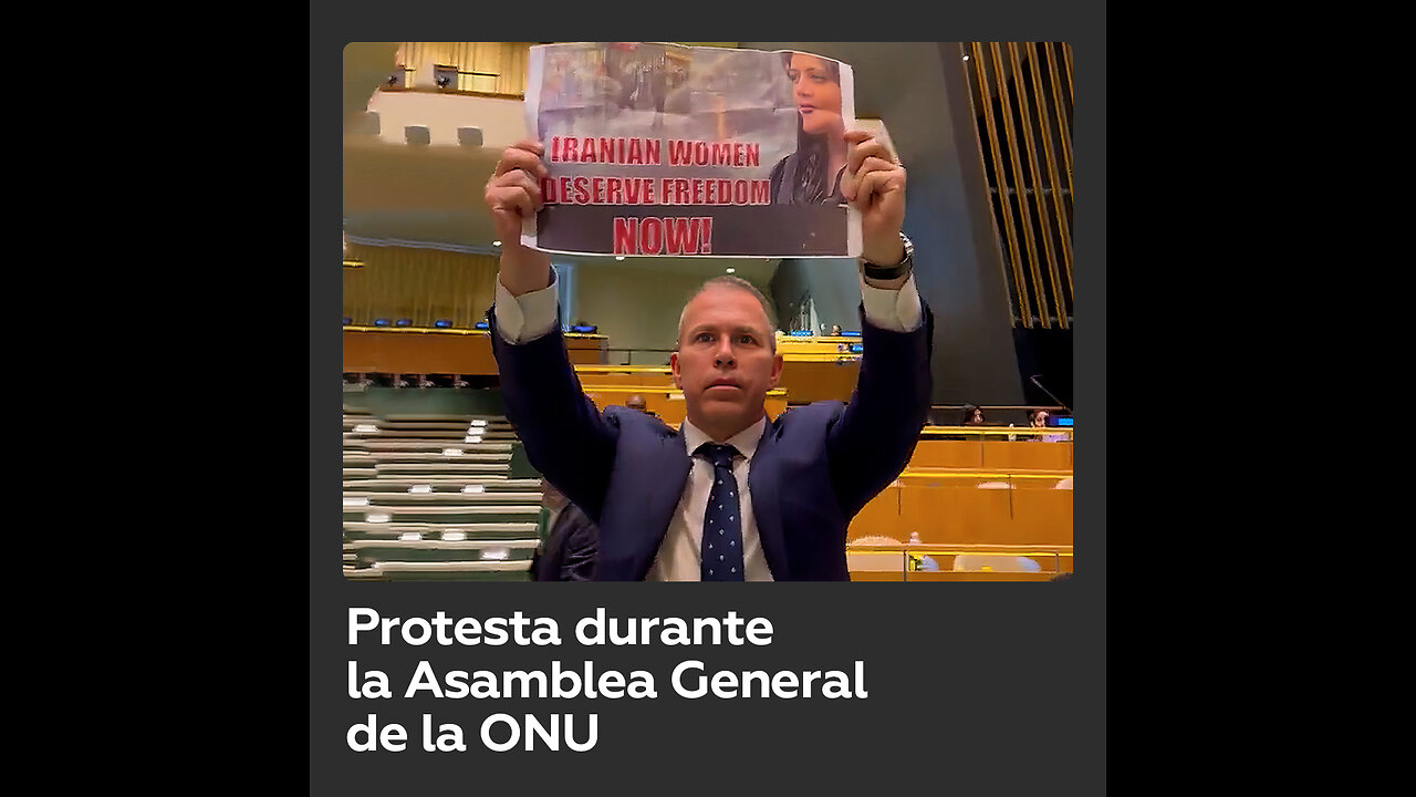 Representante israelí protesta con un cartel durante la Asamblea General de la ONU