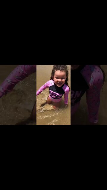 Muito feliz chegamos a PRAIA eu amo MUITO / Very happy we arrived at the BEACH I love it VERY / LOVE