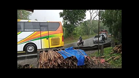 Bus Pariwisata Dari Pangandaran Terjebak Macet