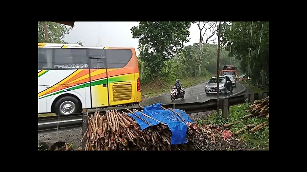 Bus Pariwisata Dari Pangandaran Terjebak Macet