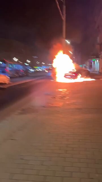 Drivers of cars passing by rushed to aid the crsshed BMW , but they sadly could not be saved🔞