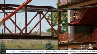 Creighton University raises skybridge for new health sciences building
