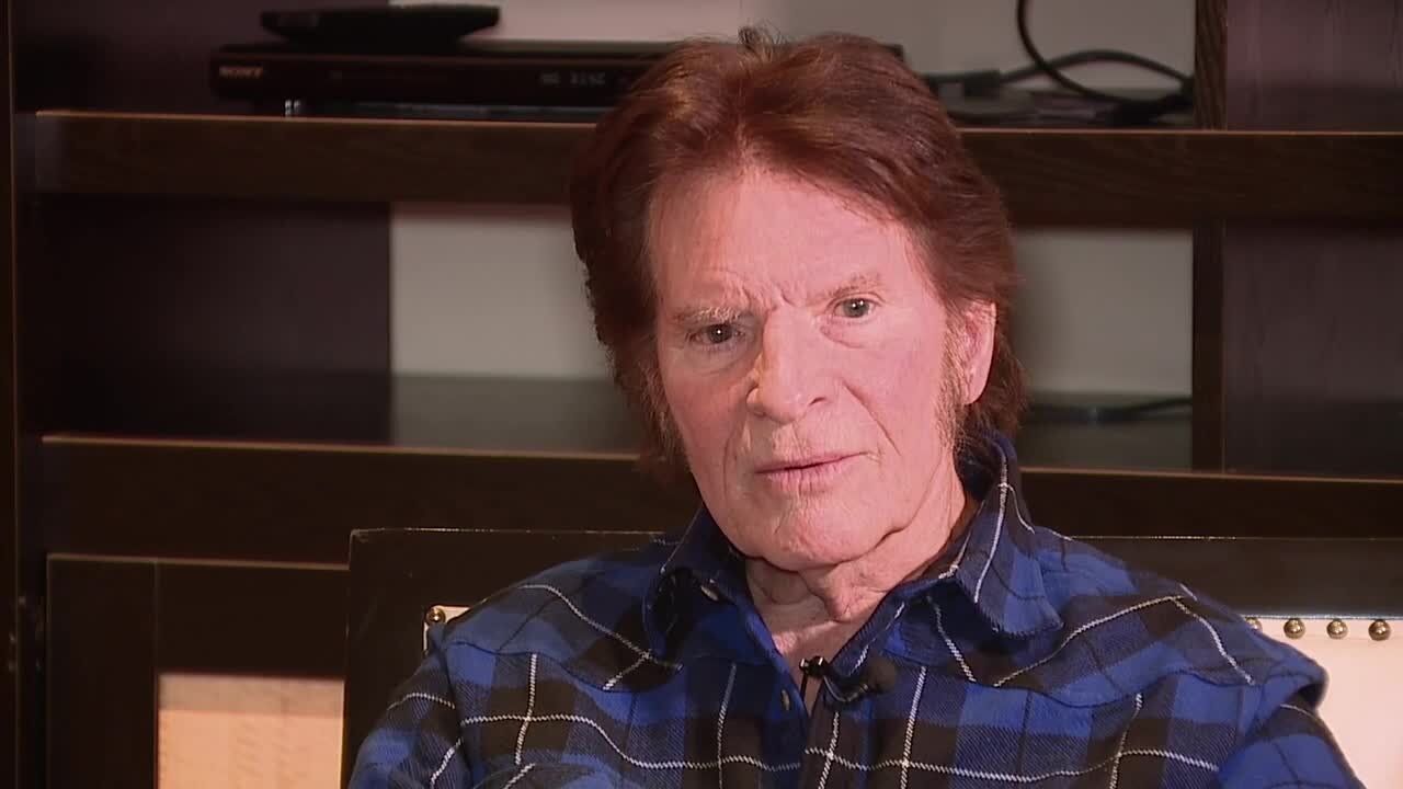 Rock legend John Fogerty honors veterans ahead of halftime performance at Raiders 'Salute to Service' game