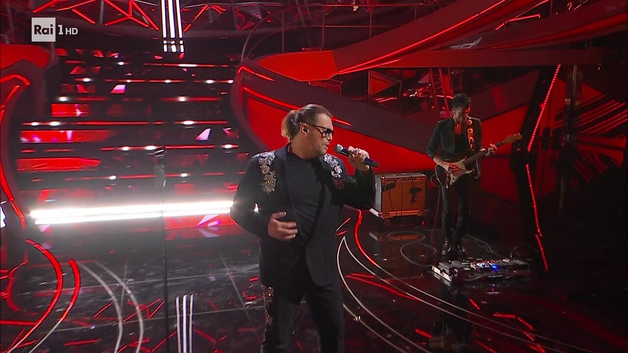 Gianluca Grignani canta 'Quando ti manca il fiato'