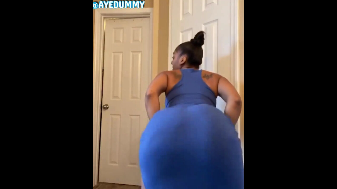 Slimthicc Clapping while Twerking