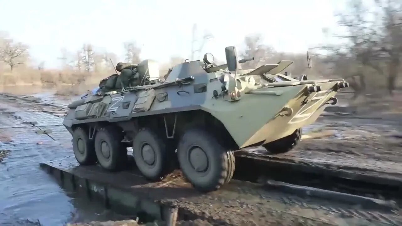 Russian Troops & Equipment Bypasses Destroyed Bridges With Easy!