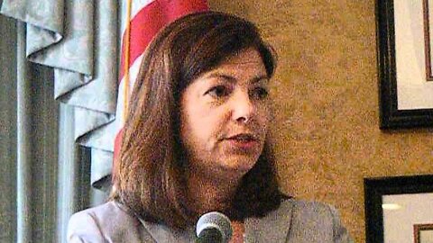 Sen Kelly Ayotte Q and A what can we do about presidental orders.AVI