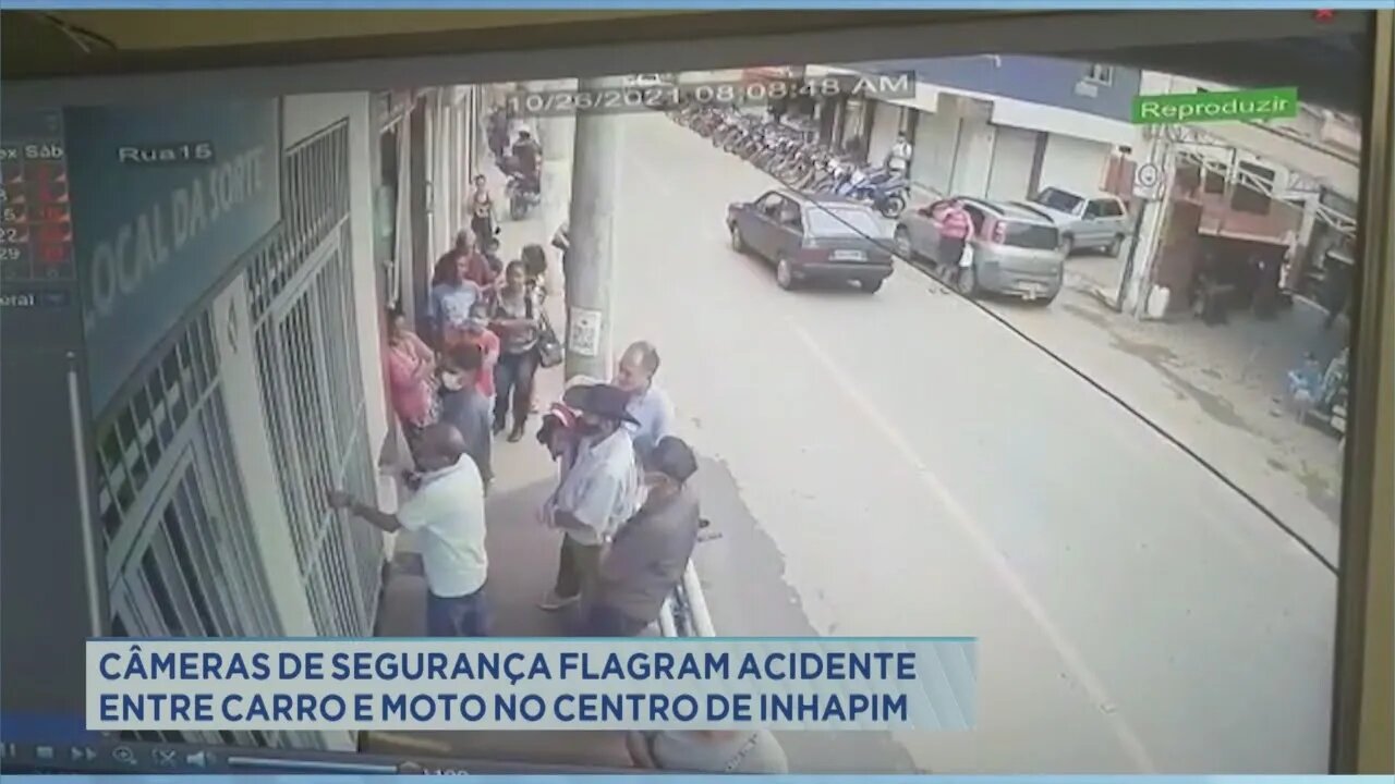 Câmeras de segurança flagram acidente entre carro e moto no centro de Inhapim