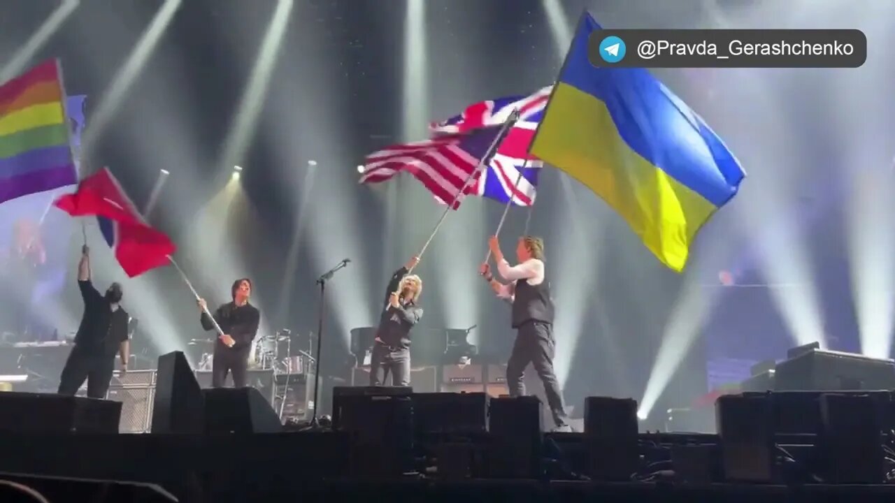 💙💛 Легендарний Пол Маккартні на своєму концерті підняв наш прапор на знак підтримки України у війні